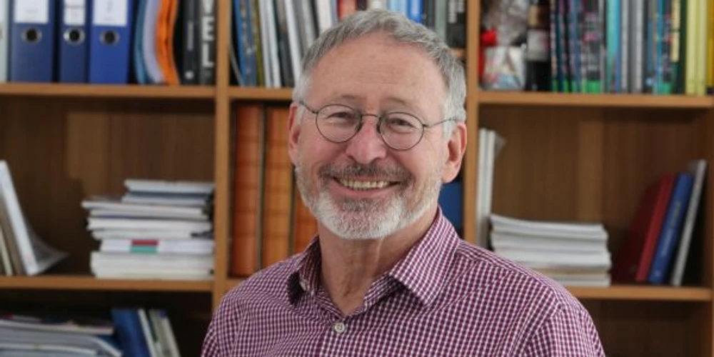 Universitas: RNDr. PhDr. Zdeněk Hostomský, CSc.