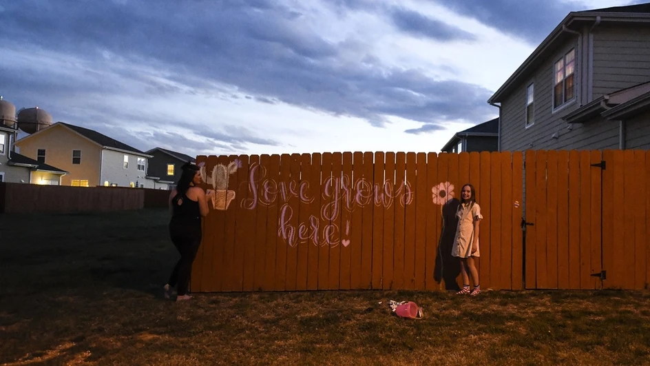Vesmír/Airman Marcel D. Williams, U.S. Air Force: Obyvatelé New Mexico musí zůstávat doma. Tak alespoň křídou píší na plot vzkazy naděje.
