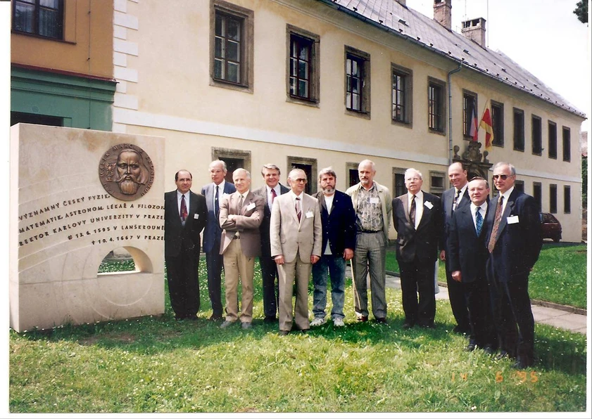 Spektroskopická společnost Jana Marka Marci: U pomníku Jana Marka Marci; zleva M. Moskovits, B. Schrader, B. Lvov, Z. Herman, M. Vobecký, V. Hulinský, I. Rubeška, E. Plško, B. Welz, B. Strauch, K. Volka