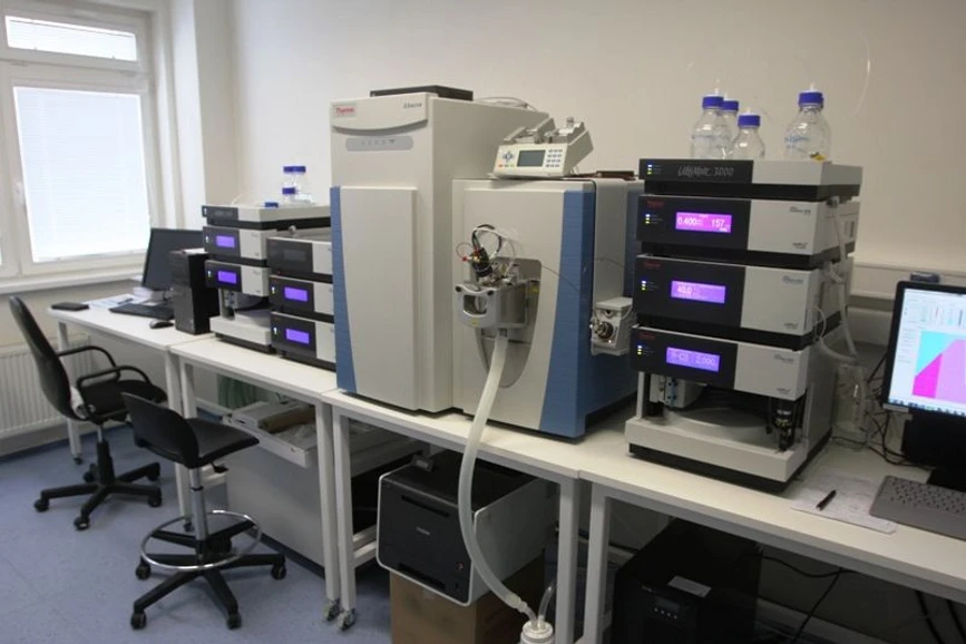 Aktuálně.cz: Kapalinový chromatograf odhalí i nepatrné koncentrace látek v nápoji.