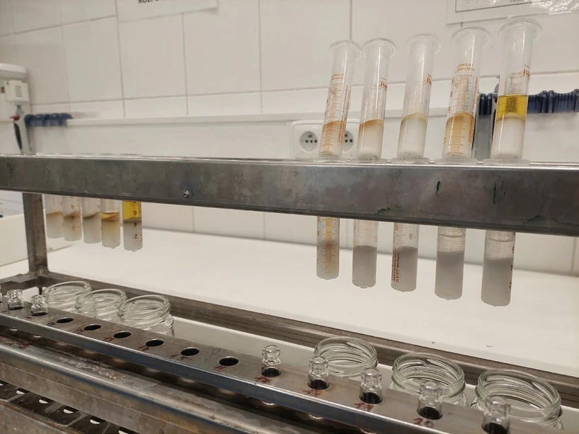 ALS Czech Republic: Obrázek 2: Jednokolonová a dvoukolonová aparatura pro čištění extraktů před stanovením TPH na GC