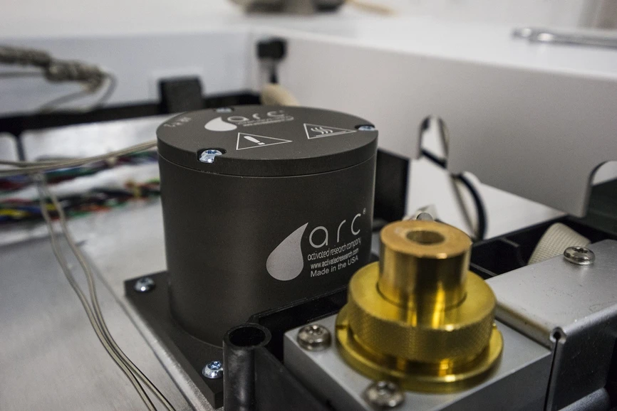 LabRulez: ARC Polyarc System instalovaný na plynovém chromatografu vedle FID detektoru