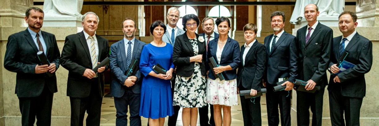<p>Akademie věd České Republiky: Laureáti s předsedkyní AV ČR Evou Zažímalovou (uprostřed), vzadu stojí předseda Vědecké rady AV ČR Antonín Fejfar a místopředseda Ivan Netuka, který ceremoniál moderoval</p>
