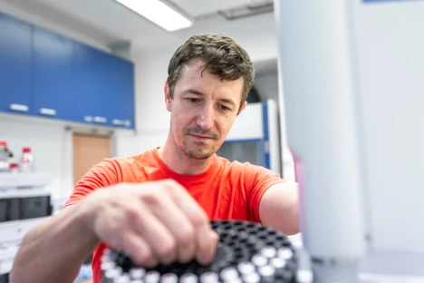 Nanoplasty jsou neviditelnou hrozbou, varuje environmentální chemik