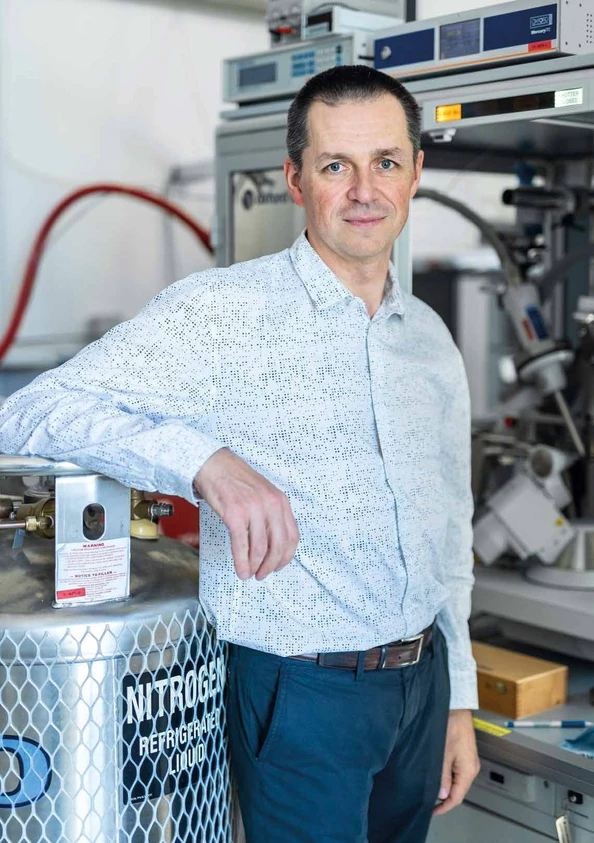 AVČR/Jana Plavec: Krása neviditelného krystalu. Jak se zkoumá skrytý svět atomů a molekul - Lukáš Palatinus