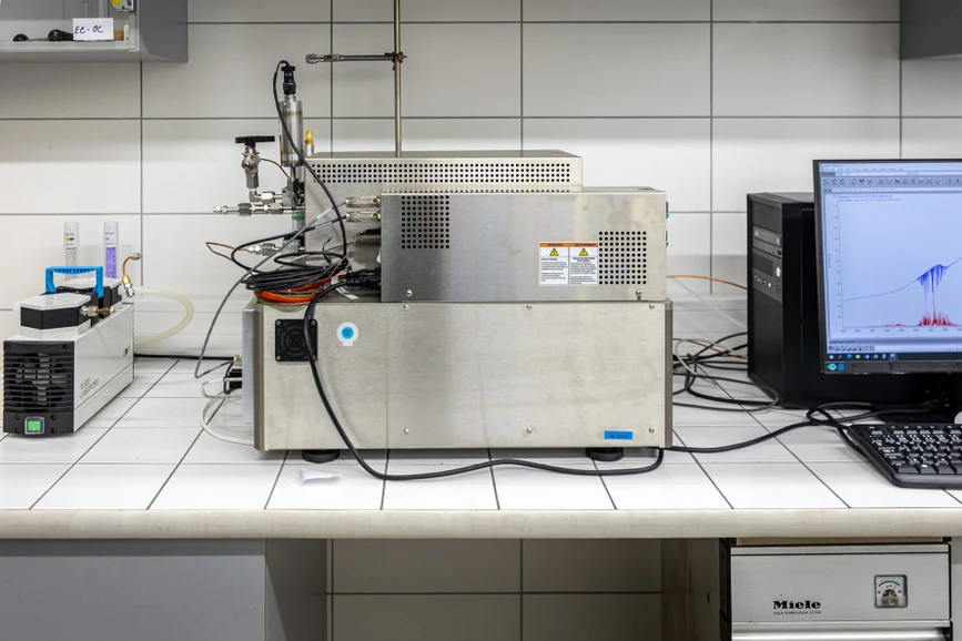 <ul>
<li><strong>Foto:</strong> CDV: Vývoj metod analýz čistoty vodíku s využitím infračervené spektrometrie s Fourierovou transformací</li>
</ul>
