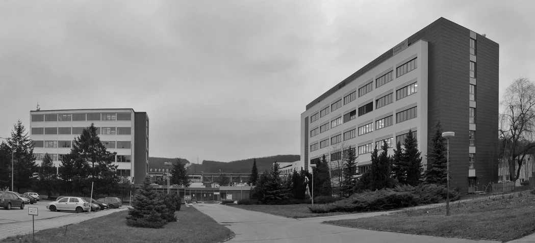 ČSHS/Dr. Miroslav Maleček: Obr. 1: Budova bývalého VÚČCH Lachema (vpravo) a bývalá administrativní budova (vlevo), uprostřed v přízemní části byl hlavní vchod do objektu Lachemy včetně VÚČCH, kde v přízemí a 1. poschodí po celé délce budovy byly umístěny laboratoře Analytického oddělení (dnešní adresa je Karásek 1767/1, 621 00 Brno, Česká republika)