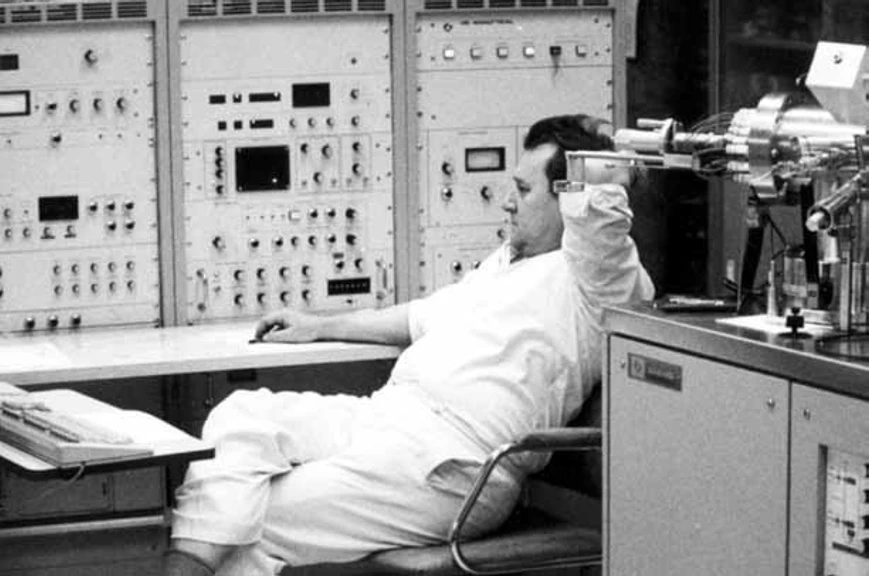 ČSHS: Obrázek 5:  Karel Ubik u hmotnostního spektrometru ZAB-EQ