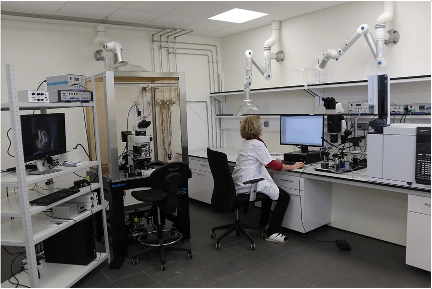 ČZU/LABORATOŘ CHEMICKÉ KOMUNIKACE HMYZU: GC-EAD, tj. zařízení složené z plynového chromatografu (GC) a biologického detektoru (EAD)