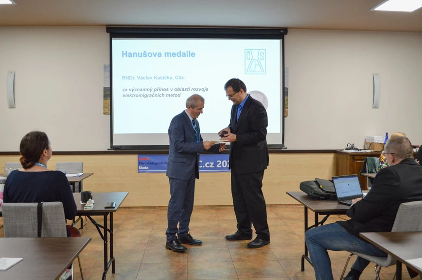 FaF UK: Slavnostní předání Hanušovy medaile pro RNDr. Václava Kašičku, CSc.