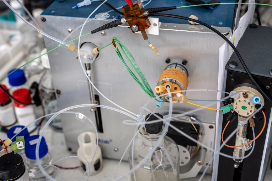 Forum UK/Hynek Glos: Instrumentace v laboratoři průtokových metod na katedře analytické chemie FaF UK
