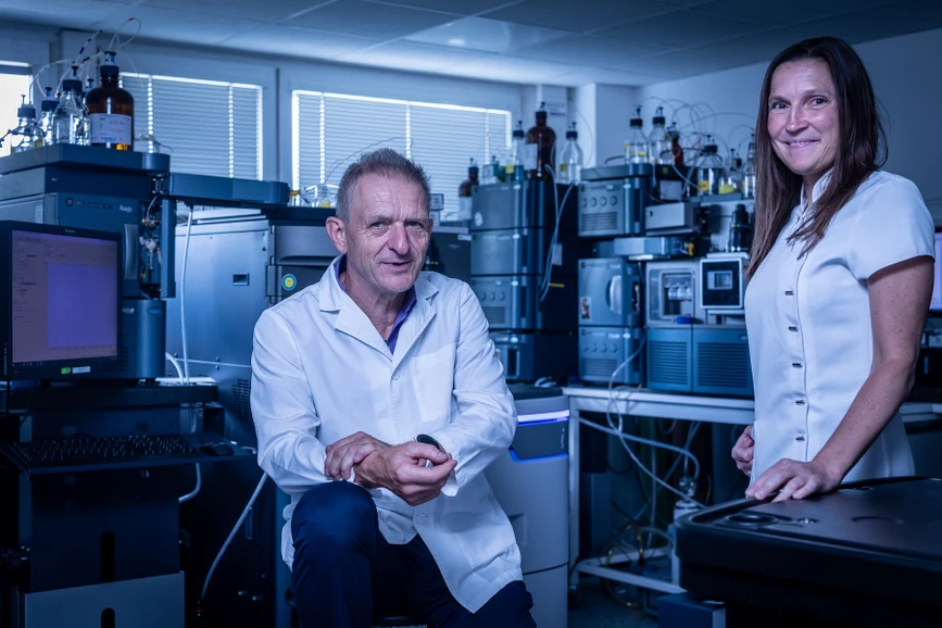 Forum UK/Hynek Glos: profesor Petr Solich s kolegyní, proděkankou pro vnější a mezinárodní vztahy fakulty, Lucií Novákovou