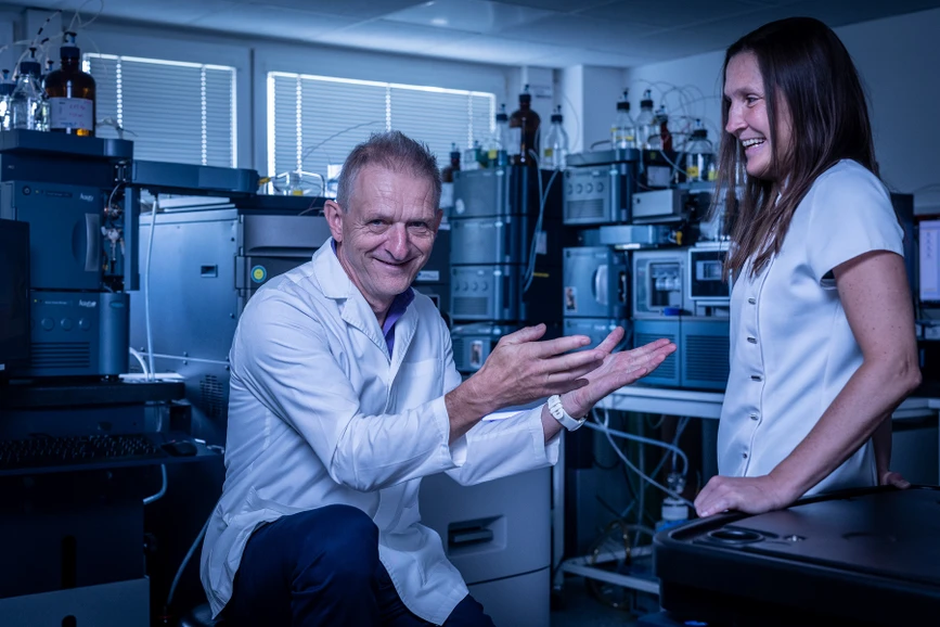 Forum UK/Hynek Glos: profesor Petr Solich s kolegyní, proděkankou pro vnější a mezinárodní vztahy fakulty, Lucií Novákovou