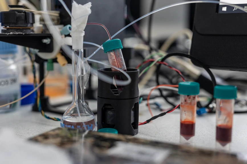 Forum UK/Hynek Glos: Instrumentace v laboratoři průtokových metod na katedře analytické chemie FaF UK