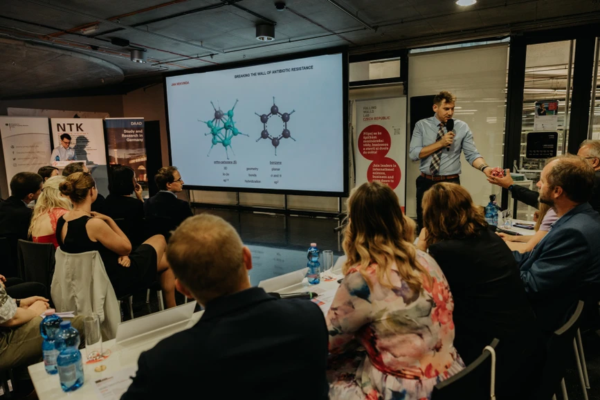 Forum UK/Lenka Heroutová Bobotová: Jan Nekvinda se letos účastnil popularizační soutěže Falling Walls Labs, kde obsadil třetí místo