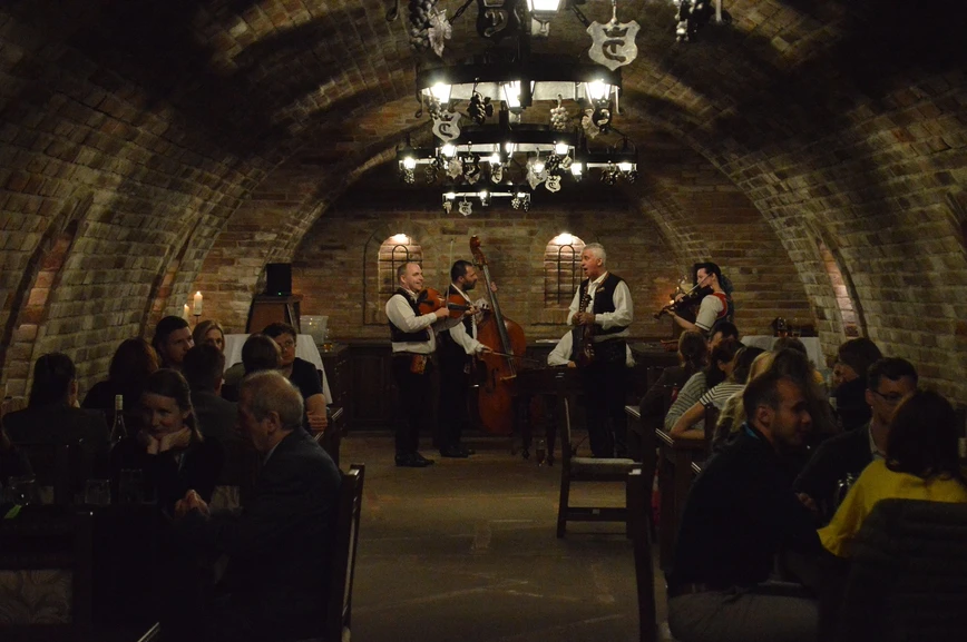 HPLC.cz: Večeře, cimbálová muzika Primáš