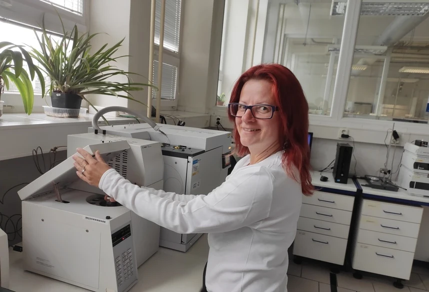 HPST: Plynový chromatograf Agilent 8860 v laboratořích Cray Valley, s.r.o.