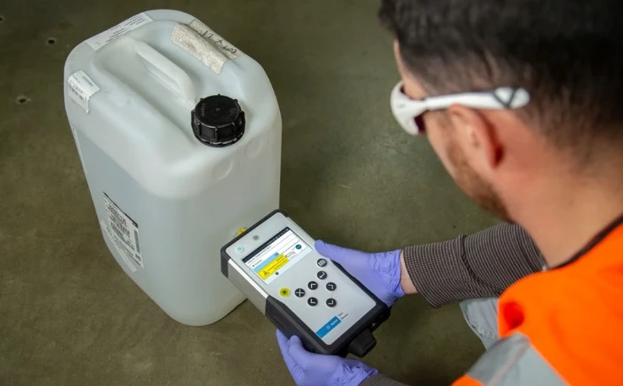 HPST: Vaya ověří totožnost kyseliny octové v neprůhledném plastovém obalu