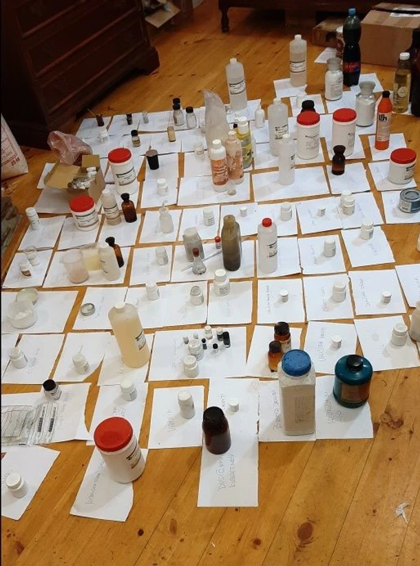 HZS ČR: Roztříděné chemikálie v domácí laboratoři