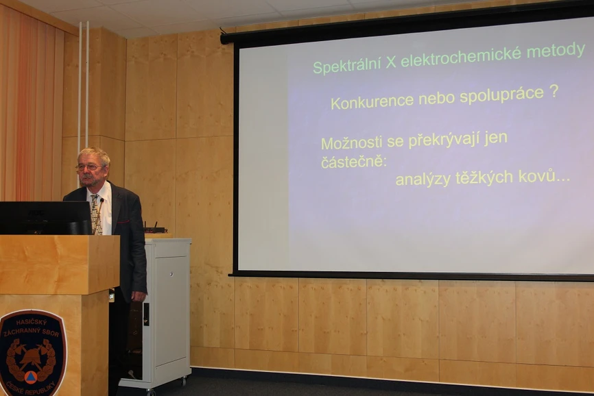 HZS/IOOLB: Přenosné a převozné analyzátory toxických kovů a některých organických látek (Helán, 2 THETA)