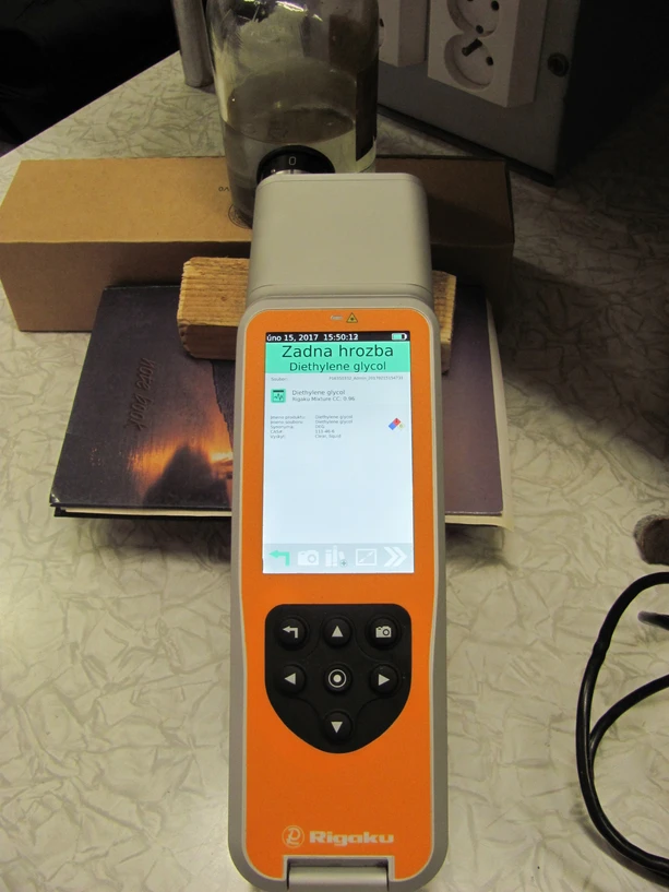 Mobilný Ramanov spektrometer od firmy Rigaku, ktorý majú vo vybavení všetky tri kontrolné chemické laboratóriá civilnej ochrany