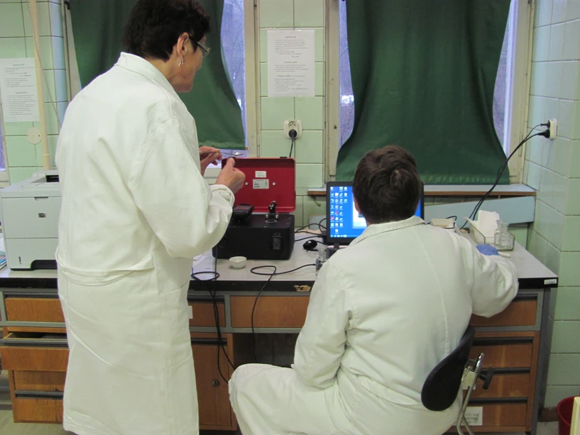 Práca laborantiek na ATR spektrometri v KCHL CO v Jasove