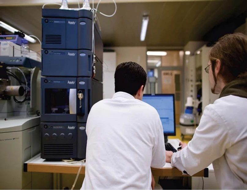 Katedra analytické chemie PřF UPOL: Ultra-účinný kapalinový chromatograf UPLC, Acquity, Waters