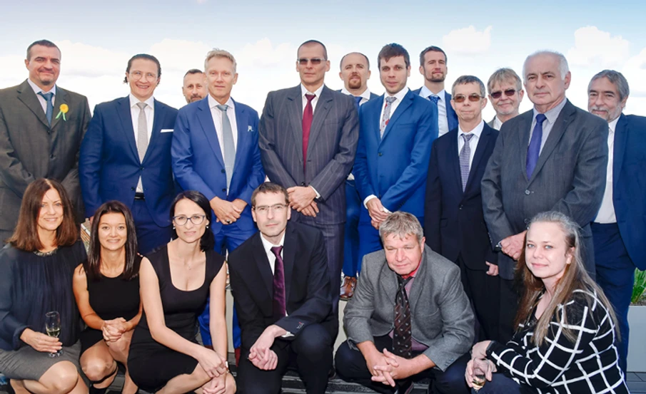 LECO: Tým LECO CZ slaví 30. výročí na střešní terase nové kanceláře.