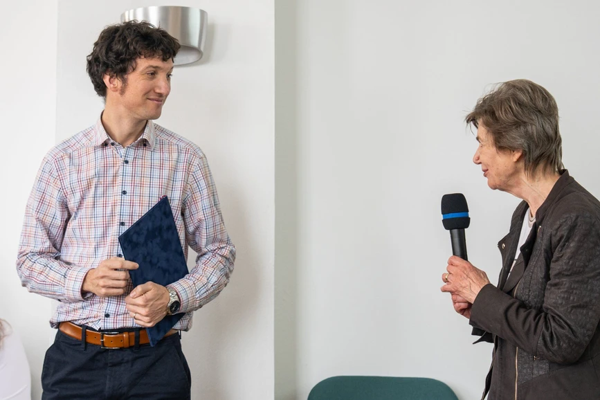 MATFYZ UK/Tomáš Rubín: Dr. Pavel Malý při přebírání ocenění od předsedkyně NFBB doc. Zuzany Práškové