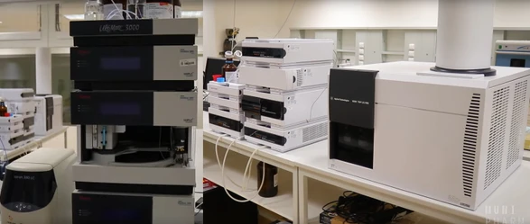 Komentovaná prohlídka laboratoře Ústavu přírodních léčiv Farmaceutické fakulty MU