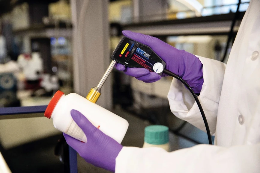 Metrohm: Identifikace látek skrz plastový obal pomocí přenosného Raman spektrometru