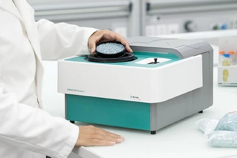 Metrohm OMNIS a OMNIS NIRS Seminář na PřF Univerzity Karlovy