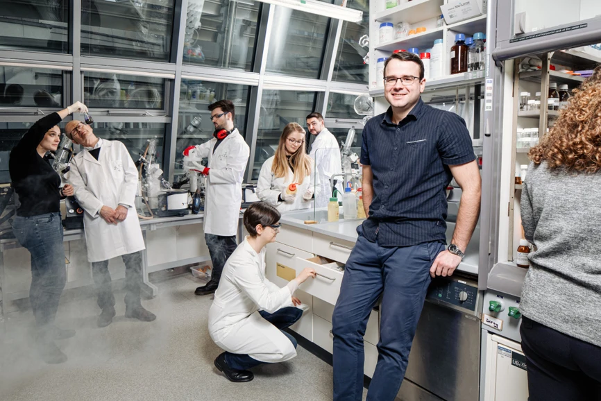 <p>Nadace Experientia/Barbora Mráčková: Naše solární baterie mohou řešit problém s výkyvy sluneční energie, říká čerstvý držitel ERC grantu Tomáš Slanina</p>
