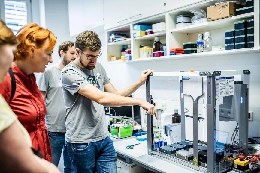 Noc vědců/ÚOCHB: Krátké exkurze do vědeckých laboratoří