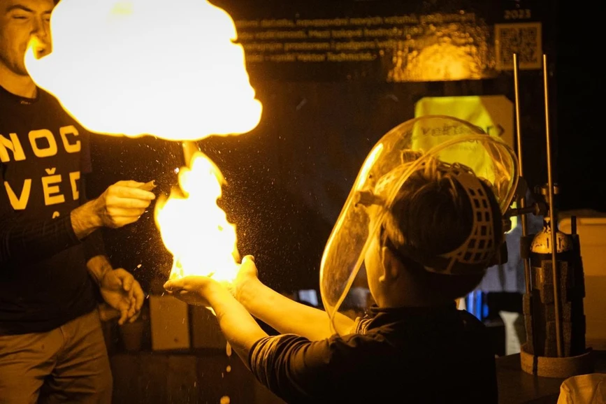 Noc vědců/VŠCHT Praha: Proměny v plamenech