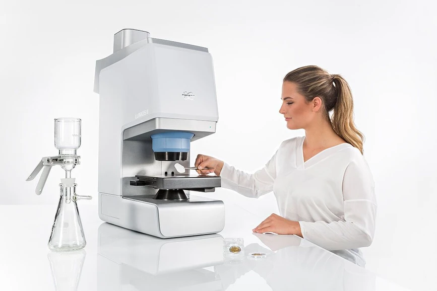 Obr. 1: Optik Instruments - FTIR-FPA mikroskop LUMOS II (Bruker Optics) - FPA detektor v horní protažené (stříbrné) části mikroskopu.