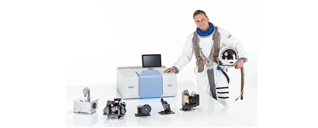 Optik Instruments: Obr.1 - FTIR spektrometr INVENIO s příslušenstvím