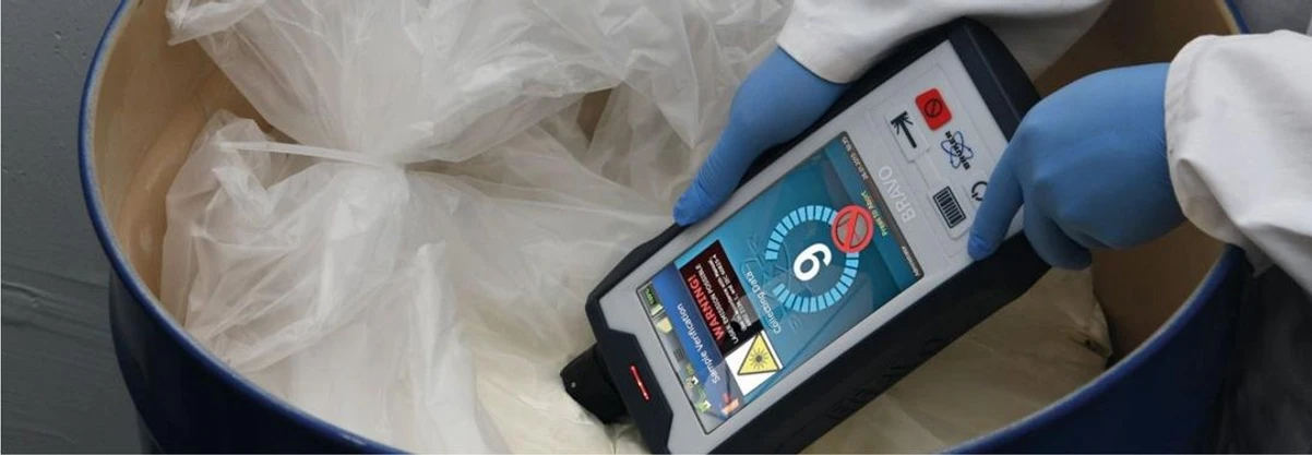 Optik Instruments: Využití molekulární spektroskopie ve farmacii – přehled instrumentace Bruker, aplikací a moderních trendů: Obr. 1 – QC pomocí ručního Ramanova spektrometru BRAVO ve farmacii.