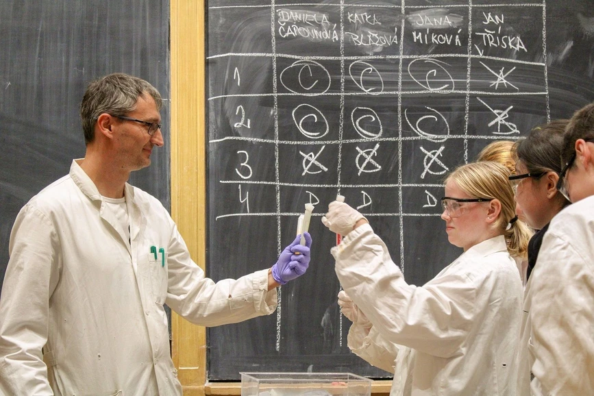 Přírodovědecká fakulta Univerzity Karlovy: Cesta do hlubin studia chemie 2024 je za námi.