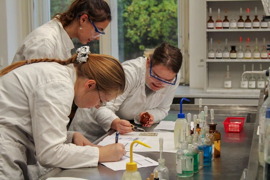 <ul><li><strong>Foto:</strong> Přírodovědecká fakulta Univerzity Karlovy: Cesta do&nbsp;hlubin studia chemie 2024 je&nbsp;za námi</li></ul>