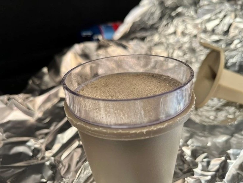 RECETOX: Prach odebraný po vystavení auta teplu a slunci (ve speciální vzorkovací forenzní hlavici), vzorek je z více míst v autě.