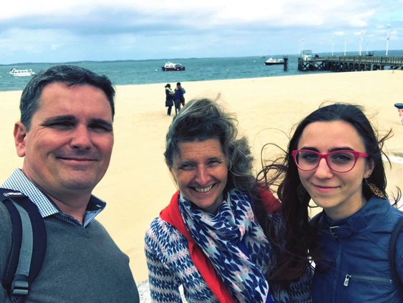 RECETOX/Eliška Kuchovská: Eliška s vedoucími Ph.D. studia Luďkem Bláhou a Bénédicte Morin v Arcachonském zálivu