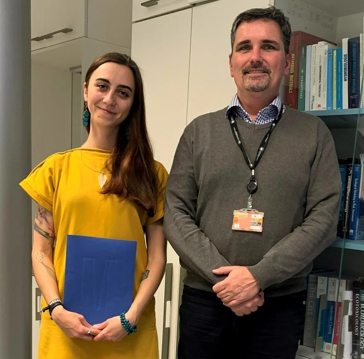 RECETOX/Eliška Kuchovská: Eliška se svým vedoucím Ph.D. studia profesorem Luďkem Bláhou