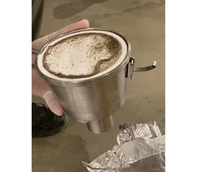 RECETOX: Rozbor usazeného prachu z vozů Škoda ukázal vysoké hladiny zpomalovačů hoření:   Vzorkovací hlava na prach a křemenný mikrovláknový filtr obsahující vzorek prachu z vozidla.