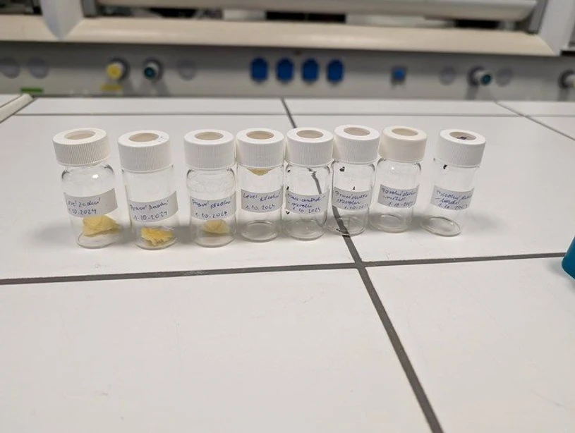 RECETOX:Vzorky zkoumaného auta, na fotografii, pěna ze sedadel, měkký plast z horní části palubní desky a tvrdý plast z několika míst v automobilu (spodní část palubní desky, středový panel a dveře), vzorky byly odebírané tak, aby byly dostatečné pro extrakcí a analýzu, ale aby odběr nepoškodil funkčně ani viditelně vzhled vozidla