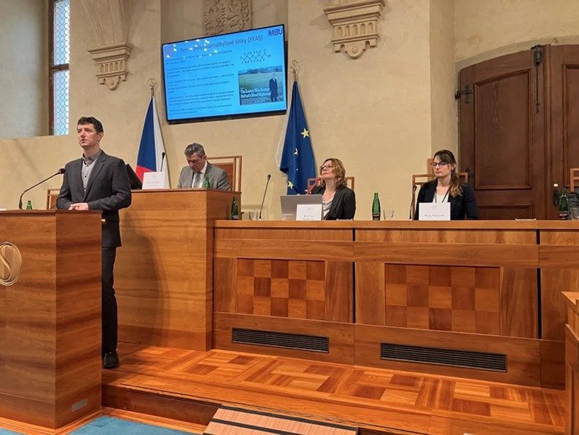 <p><strong>RECETOX: </strong>V senátu ČR proběhl seminář věnovaný věčným chemikáliím PFAS</p>