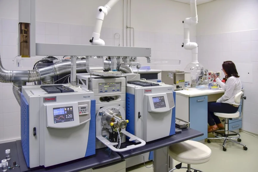 Recetox: Vysokorozlišovací  hmotnostní  spektrometr  Thermo  DFS  vybaven dvěma HRGC Trace 1310