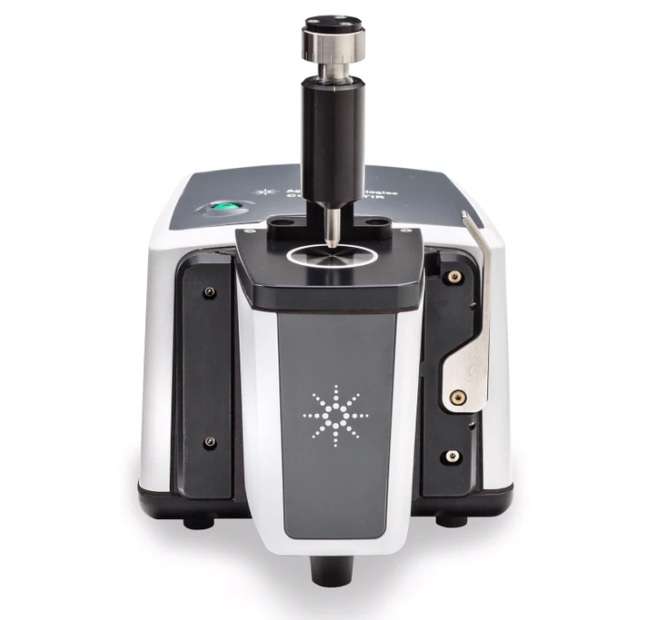 Revue CO/Agilent Technologies: Dobrý kontakt práškovej vzorky s kryštálom sa zaisťuje mechanicky pomocou prítlačného systému ATR spektrometra, umiestneného v jeho hornej časti nad nerezovou platničkou, v ktorej je zabudovaný ATR kryštál