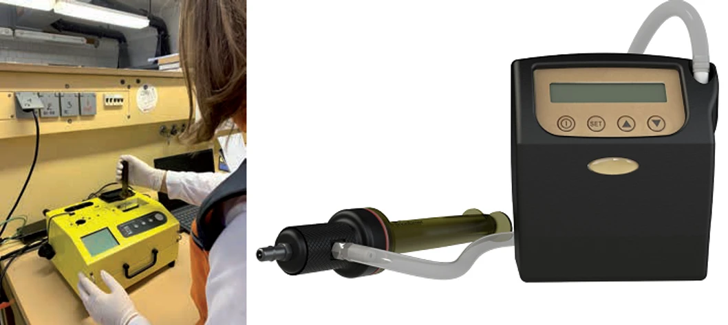 Revue CO/PerkinElmer: Nástrek vzorky na GC-MS Torión v laboratóriu KCHL CO v Nitre. Obrázok externého modulu SPS-3 s pumpou v KCHL CO v Nitre pre odber vzoriek vzduchu so zakoncentrovaním nečistôt