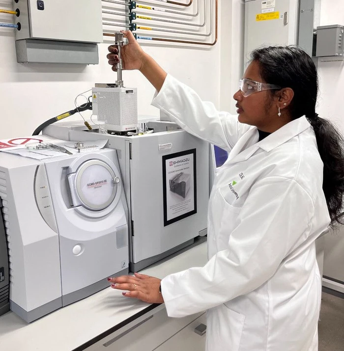 SHIMADZU: Obrázek 3 - Anitta Xavier (studentka výzkumné stáže) vstřikuje vzorek biomasy do mikropyrolyzéru Frontier Lab pro přímý přenos do systému GCMS-QP2010 SE